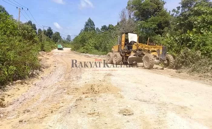 BUTUH PERBAIKAN: Kondisi jalan menuju Desa Tanah Kuning Kecamatan Tanjung Palas Timur masih belum tersentuh perbaikan.