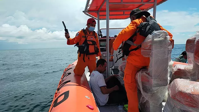 DITEMUKAN SELAMAT: Salam Candra (duduk) saat dievakuasi tim SAR Tarakan setelah sempat hilang kontak hampir 24 jam di tengah laut.