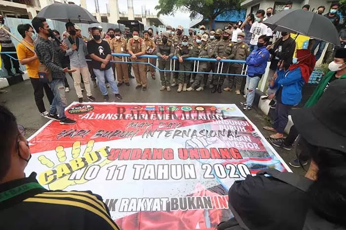 AKSI DAMAI: Mahasiswa yang tergabung dalam Parlemen Jalanan mengajukan enam poin tuntutan saat menggelar aksi damai di depan Kantor Gubernur Kaltara, Senin (3/5).