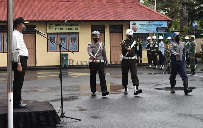 OPS KETUPAT: Wali Kota Tarakan saat memimpin apel gelar pasukan Operasi Ketupat Kayan 2021 di Mako Polres Tarakan, Rabu (5/5).