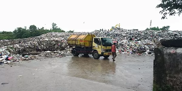 VOLUME SAMPAH: Terjadi peningkatan volume sampah hingga 141 ton per hari di TPA Hake Babu selama Ramadan.