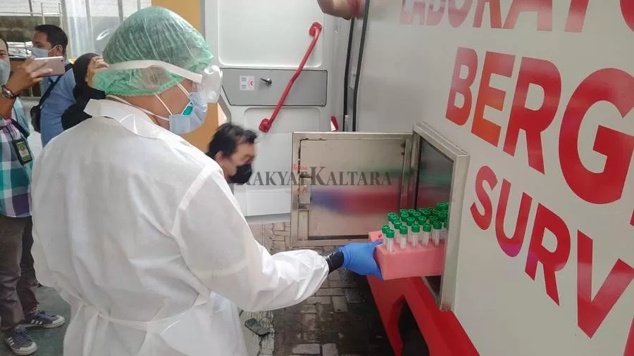 UJI SAMPLE. Petugas KKP Tarakan saat melakukan uji sampel swab antigen milik PMI di Nunukan, Kamis (6/5).(SEPTIAN/HRK)