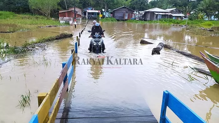 TERENDAM BANJIR: Akibat hujan deras yang menyelimuti Tanjung Selor dan sekitarnya berdampak terhadap terendamnya banjir di Jalan Buluh Perindu.