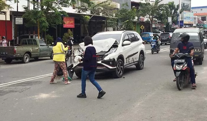 LAKA LANTAS: Terjadi kecelakaan lalu lintas di Jalan Jenderal Sudirman Tarakan, mengakibatkan mobil ringsek di bagian depan, kemarin (18/5).