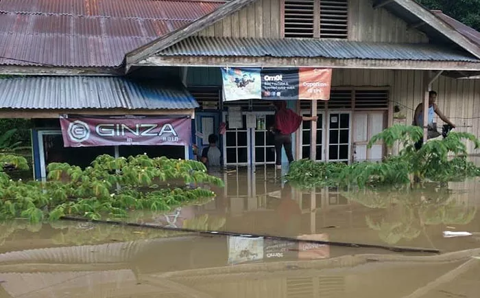 BELUM SURUT: Debit air sungai naik sekira 6 meter terjadi di Long Pujungan, Kecamatan Pujungan, Kabupaten Malinau dan merendam pemukiman warga, Kamis (20/5). 