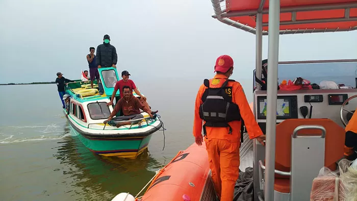LANJUT PENCARIAN: Personel gabungan masih melakukan pencarian terhadap korban, Sudirman yang dilaporkan hilang di Perairan Pulau Bunyu, Kamis (20/5).