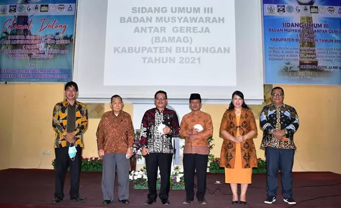 FOTO BERSAMA: Ketua DPRD Bulungan Kilat (tiga dari kanan) bersama Wakil Bupati Ingkong Ala saat menghadiri pemilihan pengurus BAMAG Bulungan.