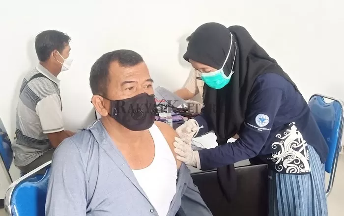 TERIMA VAKSIN: Purnawirawan TNI di Tanjung Selor saat menerima vaksin Astra Zeneca dari petugas kesehatan.