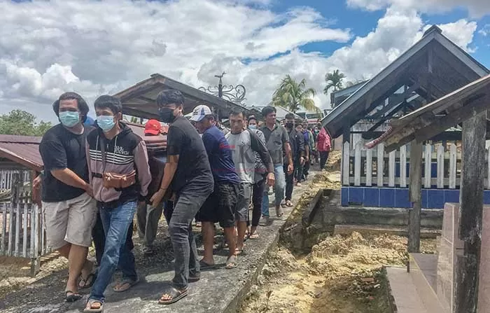 BERDUKA : Korban tenggelam diduga perahu karam yang terjadi di Sekang, Desa Antutan, dimakamkam di Pemakaman Umum Tanjung Harapan, Tanjung Selor, Kamis (27/5).