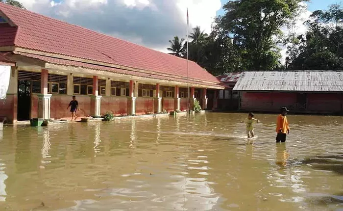 BELUM SURUT: Kondisi banjir yang merendam sekolah di Kecamatan Sembakung belum berangsur-angsur surut.