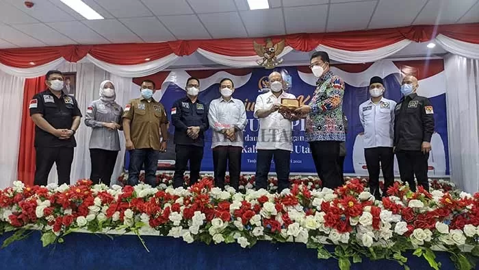KUNJUNGAN: Wakil Gubernur Kaltara Yansen Tipa Padan (tiga dari kanan) saat menyambut kedatangan rombongan DPD RI berkunjung di Kaltara, Rabu (26/5) lalu.