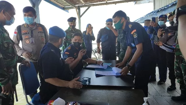 DIKEMBALIKAN: Petugas PSDKP Tarakan melakukan pendataan sebelum memulangkan 8 WN Malaysia yang ditangkap karena memancing ikan di perairan Sebatik, Nunukan.