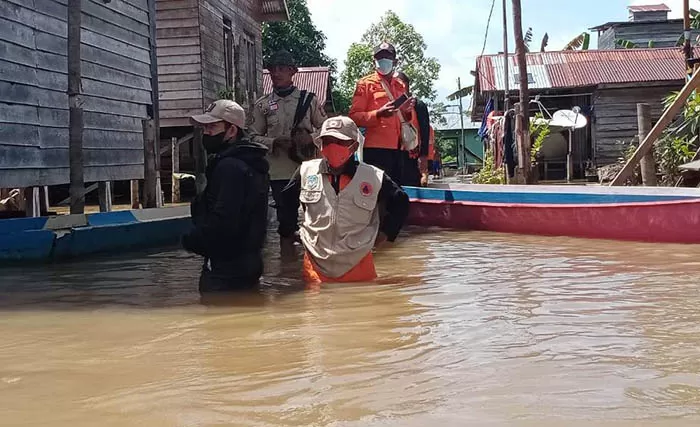Tim BPBD Nunukan memantau kondisi banjir yang merendam rumah warga di Kecamatan Sembakung, Kabupaten Nunukan, Minggu (30/5).