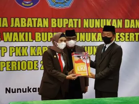SERAH TERIMA: Bupati Nunukan Asmin Laura Haifd (kiri) bersama Wakil Bupati Nunukan Faridil Murad (tengah), masa jabatannya telah berakhir 31 Mei 2021.