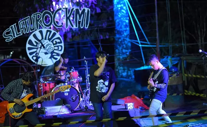 GENRE ROCK: Penampilan salah satu band yang meramaikan pagelaran musik, belum lama ini.