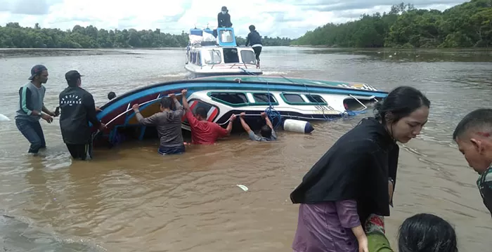 SPEEDBOAT TERBALIK: Kejadian speedboat non reguler yang membawa 30 penumpang terbalik di perairan Se