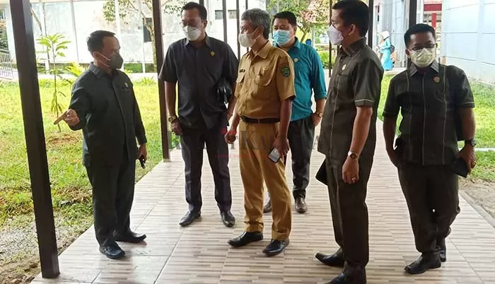 SIDAK RUMAH SAKIT: Ketua DPRD Bulungan Kilat (paling kiri) bersama anggota DPRD Bulungan lakukan sidak di BLUD RSD dr H Soemarno Sosroatmodjo Tanjung Selor, Senin (7/6).