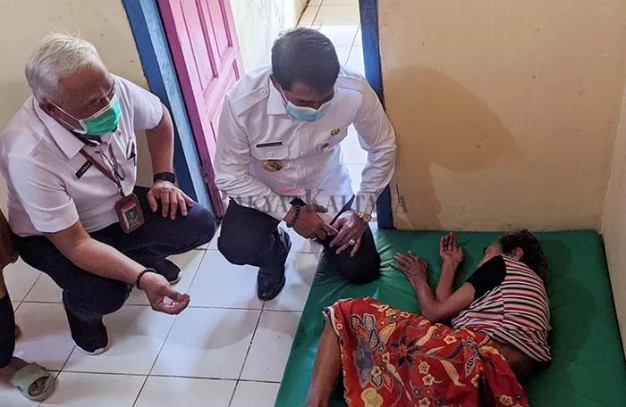 KUNJUNGI LANSIA: Gubernur Kaltara Zainal Arifin Paliwang saat mengunjungi lansia yang berada di Panti Sosial Tresna Werdha Marga Rahayu, Jalan Kaka Tua, Tanjung Selor, Rabu (9/6).