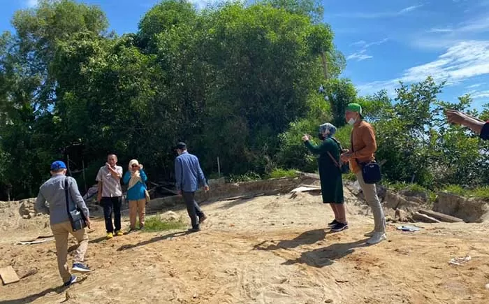 MONITORING: Anggota DPRD Nunukan melakukan monitoring terhadap penambangan pasir secara ilegal di Pulau Sebatik, kemarin (10/6).