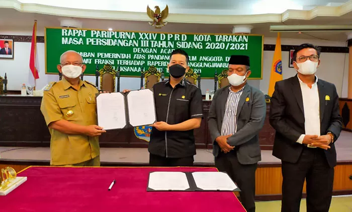 CAPAI KESEPAKATAN: Wakil Wali Kota Tarakan Effendhi Djuprianto (kiri) dan unsur pimpinan DPRD Tarakan menyepakati 11 Raperda masuk dalam Propemperda yang akan dibahas tahun ini, Selasa lalu (8/6).