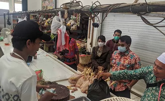 PANTAU HARGA: Gubernur Kaltara Zainal Arifin Paliwang (kacamata) berbincang dengan pedagang di Pasar Induk Tanjung Selor, Kamis (17/6).