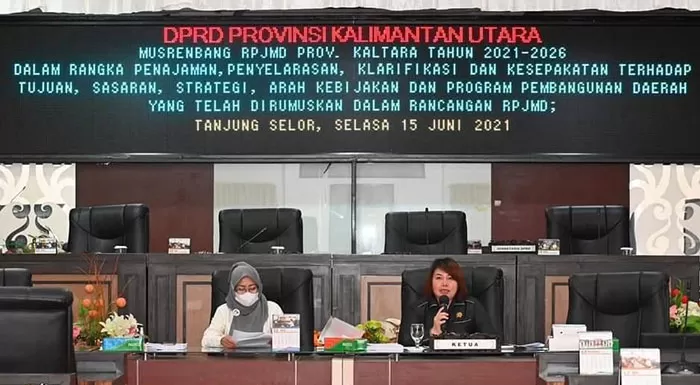 MUSRENBANG RPJMD: Ketua DPRD Kaltara Norhayati Andris (kanan) memberikan masukan dan usulan untuk RPJMD Kaltara 2021-2026.