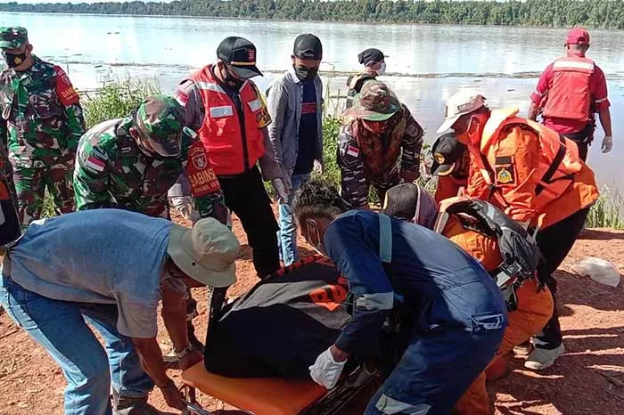 EVAKUASI JENAZAH: Dua hari lakukan pencarian Tim SAR gabungan berhasil menemukan korban yang diduga terjatuh ke sungai dalam kondisi sudah tak bernyawa, kemarin (17/6).