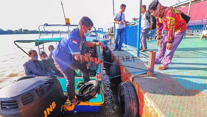 JADI PERHATIAN: Aktivitas penumpang yang berangkat menggunakan speedboat non reguler di Pelabuhan Kulteka, Jumat (18/6).
