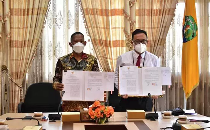 PENINGKATAN SINERGITAS: Bupati Bulungan Syarwani (kiri) dan Kepala Kanwil DJPB Kaltara Indra Soeparjanto usai lakukan kesepakatan.
