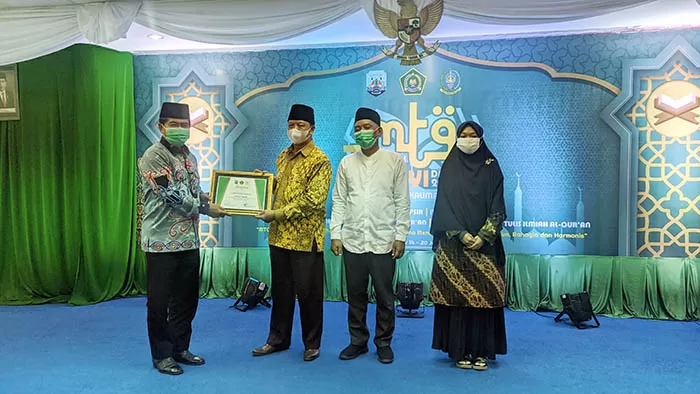 PENUTUPAN MTQ: Gubernur Kaltara Zainal Arifin Paliwang (kiri) memberikan penghargaan kepada perwakilan juara satu MTQ ke-VI Tingkat Provinsi Kaltara.