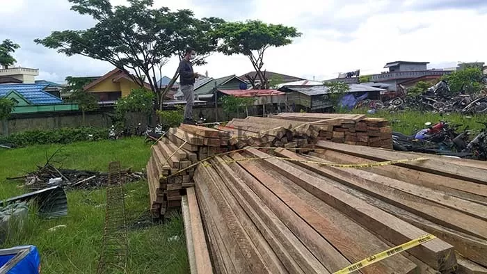 KAYU ILEGAL: Sebanyak 48 kubik kayu ilegal yang diamankan dan dititipkan di Mako Polres Tarakan, Senin (21/6).