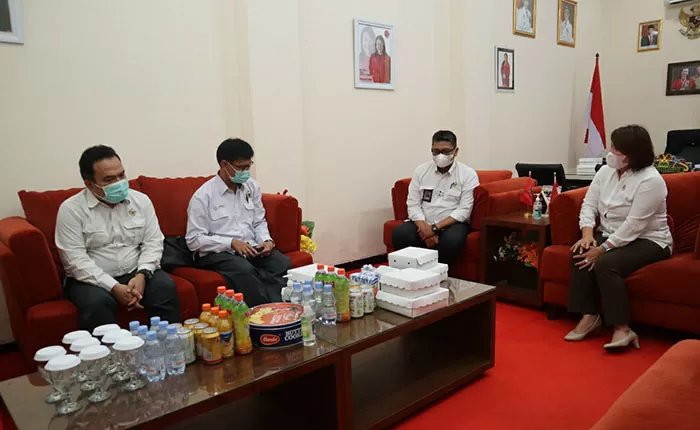 KUNJUNGAN: Ketua DPRD Kaltara Norhayati Andris (kanan) saat menerima kunjungan kerja jajaran BPK RI Perwakilan Kaltara, Senin (21/6).