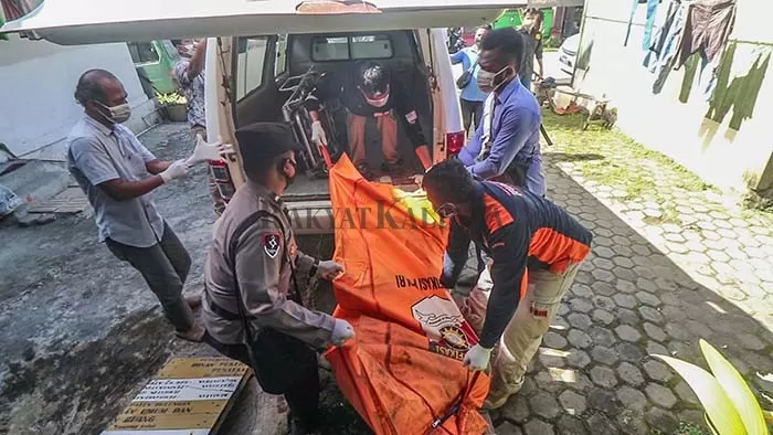 EVAKUASI JENAZAH: Tim Forensik Polres Bulungan mengevakuasi mayat yang ditemukan sudah meninggal dunia di indekos Jalan Ramania, Tanjung Selor, Kamis (24/6).