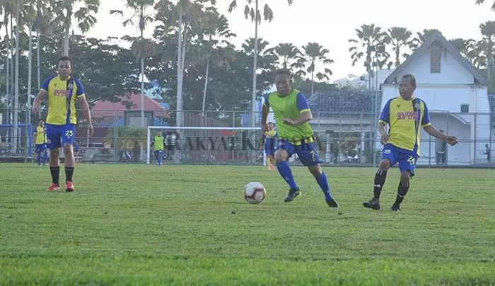 GOCEK SI KULIT BUNDAR: Bupati Bulungan Syarwani (tengah) menggiring bola dalam pertandingan eksebisi melawan tim Pemprov Kaltara, Rabu sore (30/6).