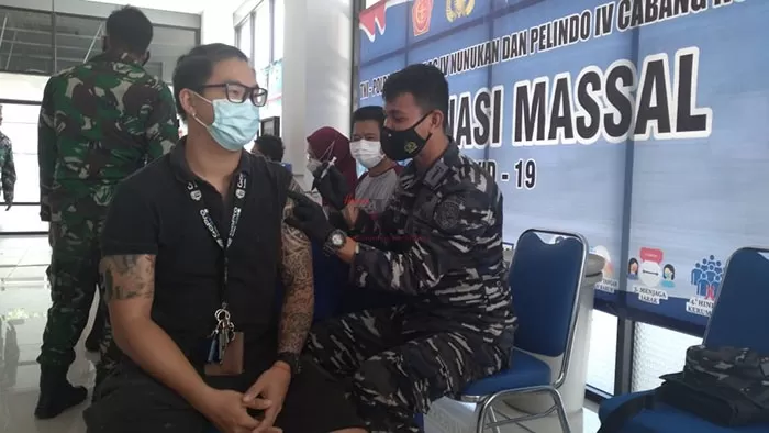 PENCEGAHAN: TNI Angkatan Laut di Nunukan menyuntikkan vaksin kepada masyarakat yang telah mendaftarkan diri, kemarin (30/6).