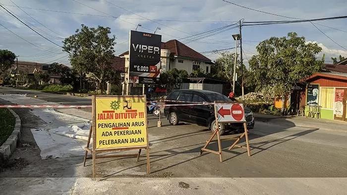 LANJUTAN: Jalan Durian, Tanjung Selor, untuk sementara ditutup dan arus kendaraan dialihkan, karena ada kegiatan pelebaran jalan.