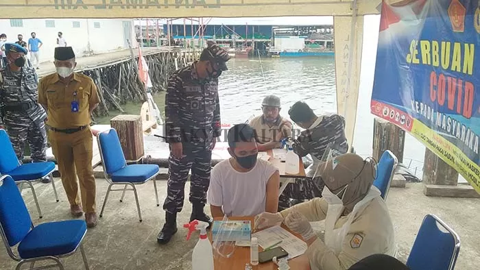 VAKSINASI: Nelayan di Tarakan ketika mendapatkan vaksin Covid-19 kemarin (6/7).