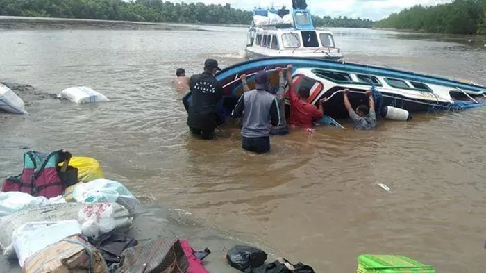 Speedboat Ryan yang terbalik dan tenggelam di Sungai Sembakung.