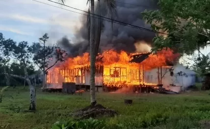 HANGUS: Satu rumah di Kilometer 2 Trans Kaltara, terbakar saat ditinggal pemiliknya kemarin (10/7).