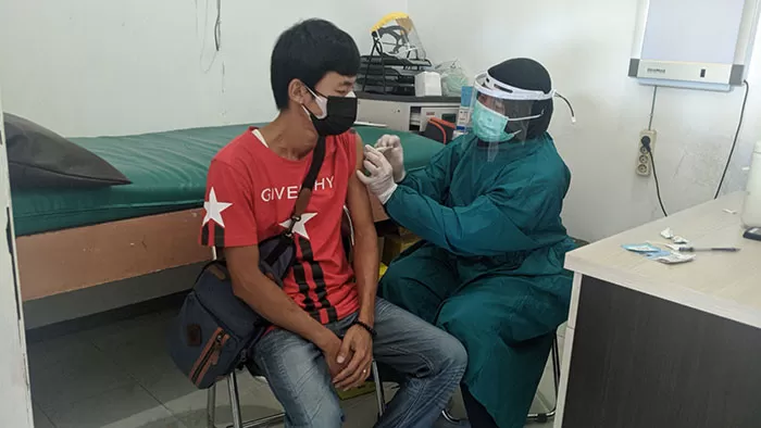 DISUNTIK VAKSIN: RSAL Ilyas Tarakan membuka layanan vaksin gratis kepada masyarakat umum, Selasa (13/7).