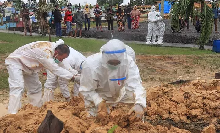 DIKEBUMIKAN: BPBD Bulungan saat memakamkan jenazah yang terkonfirmasi Covid-19 di Pemakaman Tanjung Harapan, beberapa bulan lalu.