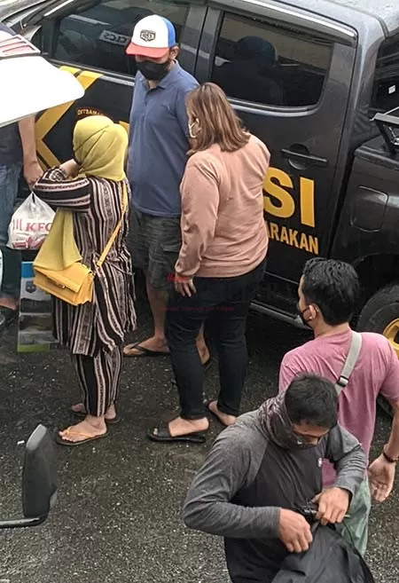 PENGEDAR EKSTASI: Dua tersangka pemilik 108 butir ekstasi saat akan dilimpahkan ke Polres Nunukan, Kamis (15/7).