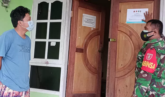 DIBERI TANDA: Di rumah warga yang menjalani isolasi mandiri dan terpapar Covid-19 dipasang stiker.
