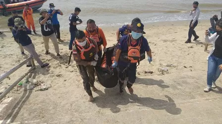 SIMULASI: Korban luka hingga meninggal dunia, dievakuasi tim gabungan dalam simulasi penyelamatan korban di Pantai Amal, Tarakan Timur, Sabtu (17/7).