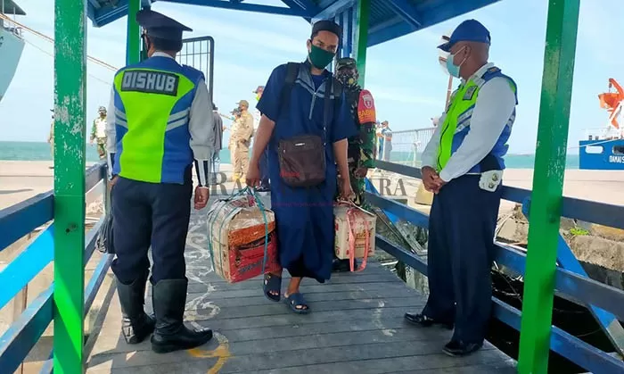AWASI PROKES: Kedatangan penumpang kapal Pelni yang tiba di Pelabuhan Malundung Tarakan, Rabu lalu (28/7).