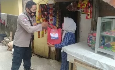 HUMANIS: Personel Bhabinkamtibmas memberikan bantuan sembako bagi pedagang kecil yang terdampak pandemi Covid-19 di Kelurahan Karang Rejo, Tarakan Barat, Sabtu (31/7).