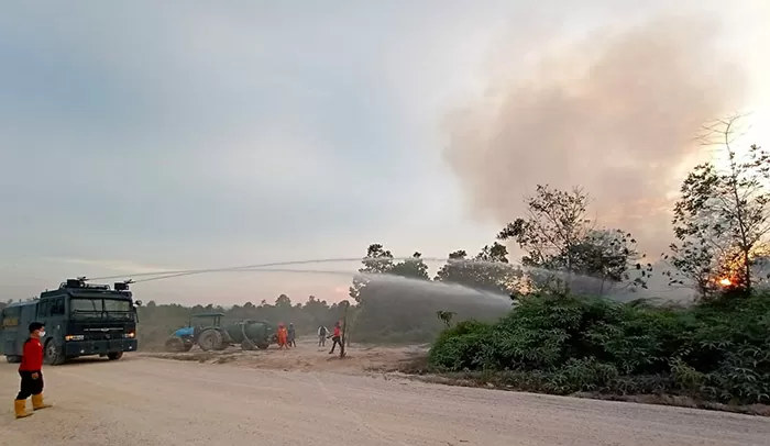 KARHUTLA: Personel BPBD Bulungan dibantu kepolisian lakukan pemadaman lahan yang terbakar di Kecamatan Tanjung Palas Timur.