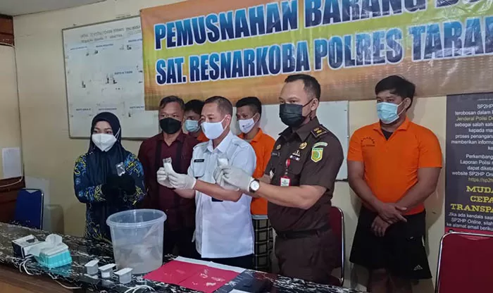 BARANG HARAM: Pemusnahan barang bukti narkoba jenis sabu hasil pengungkapan Satuan Resnarkoba Polres Tarakan.