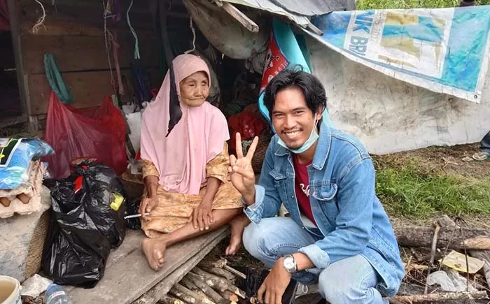 PRIHATIN: Anggota komunitas datang berkunjung ke gubuk nenek Zahrah, di Kecmatan Tanjung Palas.