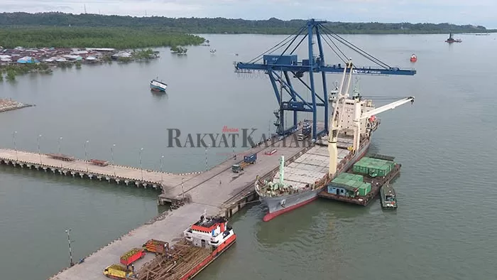 AKTIVITAS EKSPOR: Pelabuhan Malundung Tarakan dipergunakan juga untuk mengekspor barang ke berbagai negara.